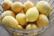 Nahaufnahme frischer reifer hausgemachter Zitronen im Korb — Stockfoto