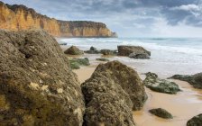 Falésias e praia, Carvoeiro, Faro, Portugal — Fotografia de Stock