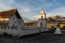 Vista panoramica della chiesa, Isluga, Altiplano, Cile — Foto stock