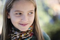 Nahaufnahme Porträt eines schönen Mädchens mit Schal, das wegschaut — Stockfoto