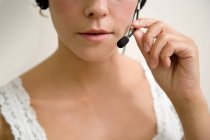Close-up de mulher jovem usando fone de ouvido — Fotografia de Stock