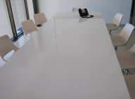 Sala de conferencias vacía con mesa y sillas en la oficina - foto de stock