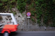 Tuk tuk condução ao longo da estrada, Sintra, Lisboa, Portugal — Fotografia de Stock