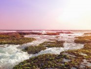 Majestoso litoral sob céu rosa, Sawarna, Banten, Indonésia — Fotografia de Stock