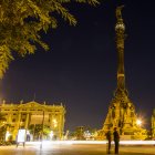 Vista panorámica del Monumento a Colón por la noche, España, Cataluña, Barcelona - foto de stock