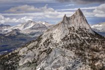 Kathedrale Gipfel und Mount Conness, Yosemite-Tal, Kalifornien, Amerika, USA — Stockfoto