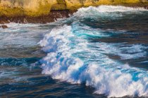 Vue panoramique de la belle vague bleue à côté des rochers — Photo de stock