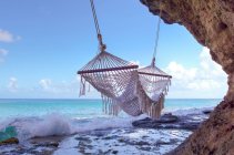 Мальовничим видом порожній гамаку на пляжі — стокове фото