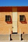 Мальовничий вид на зовнішній вигляд помаранчевої будівлі — стокове фото