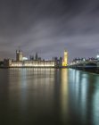 Сценический вид на Биг-Бен, здания парламента и Вестминстерский мост ночью, Лондон, Англия, Великобритания — стоковое фото