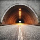 Мальовничий вид на дорожній тунель, рівень поверхні — стокове фото