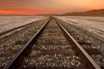 USA, Kalifornien, Eisenbahngleise durch einen trockenen See in der Mojave-Wüste — Stockfoto