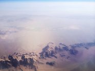 Вид с воздуха на величественный горный массив — стоковое фото
