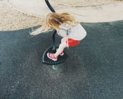 Visão superior da menina loira bonito jogando no playground — Fotografia de Stock