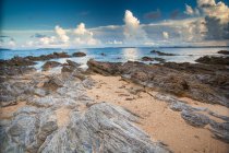 Vista panorámica de Rocks on Kin Beach, Japón, Okinawa - foto de stock