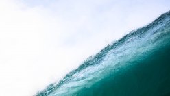 Живописный вид на красивую голубую волну — стоковое фото