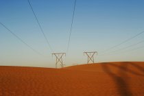 Stromleitungen in der Wüste gegen blauen Himmel, Namibia — Stockfoto