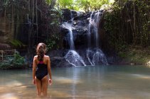Visão traseira da menina em maiô em pé na piscina natural — Fotografia de Stock