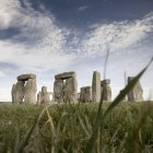 Vista ad angolo basso di Stonehenge, Wiltshire, Regno Unito — Foto stock