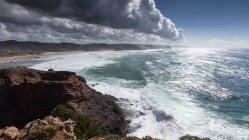 Vista panorámica de la majestuosa costa, Bordeira, Faro, Portugal - foto de stock