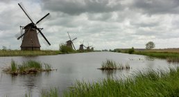 Vue panoramique sur les moulins le long de la rivière, Kinderdijk, Pays-Bas — Photo de stock