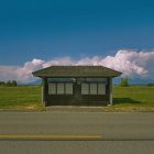 Vista da paragem de autocarro e caixas de correio na estrada rural — Fotografia de Stock