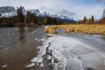 Fiume congelato con vista montagne, Canmore, Alberta, Canada — Foto stock