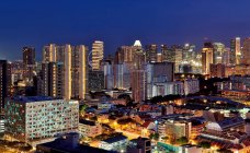 Мальовничим видом на панораму Сінгапуру вночі центрального ділового району — стокове фото
