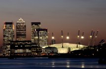 Vista panorâmica de Canary Wharf e O2 à noite, Londres, Inglaterra — Fotografia de Stock