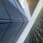 Vue du bas de trois gratte-ciel au centre-ville de Manhattan — Photo de stock