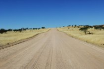 Живописный вид пустой дороги через пустыню, Намибия — стоковое фото