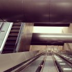 Vista interior de escaleras mecánicas en Singapur metro - foto de stock