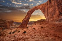 Malerischer Blick auf schöne Corona Bogen Sonnenuntergang, utah, moab, usa — Stockfoto