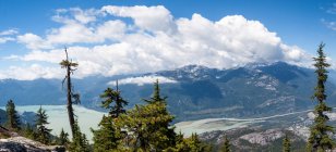 Vista panoramica del fiume Squamish che si sfocia nel Howe Sound, Columbia Britannica, Canada — Foto stock