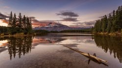 Dois Jack Lake ao pôr do sol, Parque Nacional Jasper, Alberta, Canadá — Fotografia de Stock