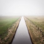 Vista panorâmica do rio através da paisagem, Goedereede, Holanda — Fotografia de Stock