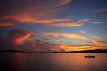 Vue majestueuse sur le magnifique coucher de soleil à Misool Island, Pulau Misool, Indonésie — Photo de stock