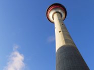 Vista de ángulo bajo de la plataforma de observación Calgary Tower, Calgary, Alberta, Canadá - foto de stock