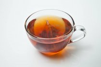 Vista close-up de xícara de chá com saco de chá — Fotografia de Stock