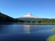 Vista panoramica sulle montagne innevate e sul lago — Foto stock