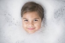 Close-up de meninas cabeça em um banho de bolhas — Fotografia de Stock
