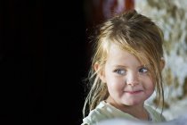 Ritratto ravvicinato di una bambina carina che sorride e distoglie lo sguardo — Foto stock
