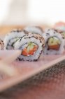 Close-up de rolos tradicionais de sushi califórnia — Fotografia de Stock