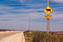 Suspiro de información al lado de la carretera, EE.UU., Arizona, Condado de Maricopa, Phoenix, Maricopa Freeway - foto de stock