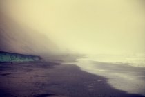 Туманный закат в Ocean Beach, Сан-Франциско, Калифорния, США — стоковое фото
