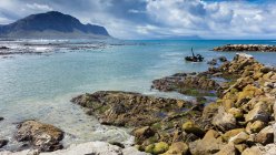 Vista panorámica de la costa en la bahía de Bettys, Cabo Occidental, Sudáfrica - foto de stock
