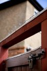 Cerradura metálica de primer plano en puerta de madera cerca de casa - foto de stock
