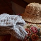 Vista close-up de suéter e chapéu no sofá — Fotografia de Stock