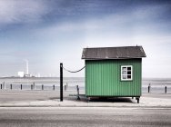 Pequena cabana verde na praia, Dinamarca, Fanoe — Fotografia de Stock