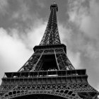 Vista sull'angolo basso della Torre Eiffel in monocromo, Parigi, Francia — Foto stock